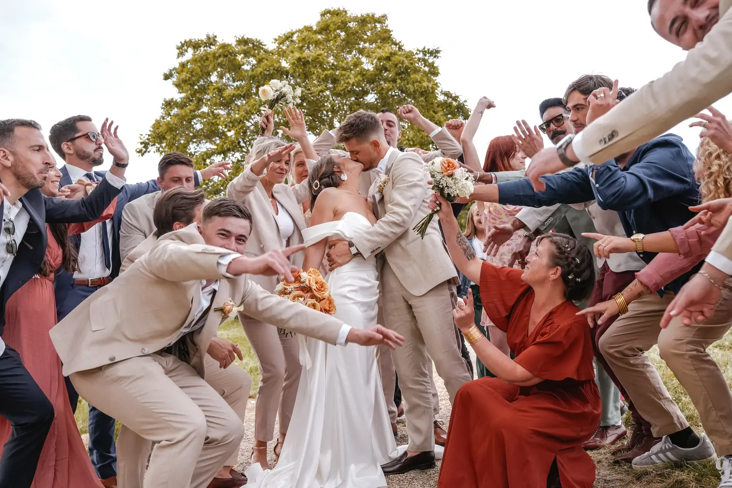 photo-mariage-acceuil-hdas-records-optimisé Mariés s’embrassant entourés de leurs invités lors d’un mariage festif à Bordeaux