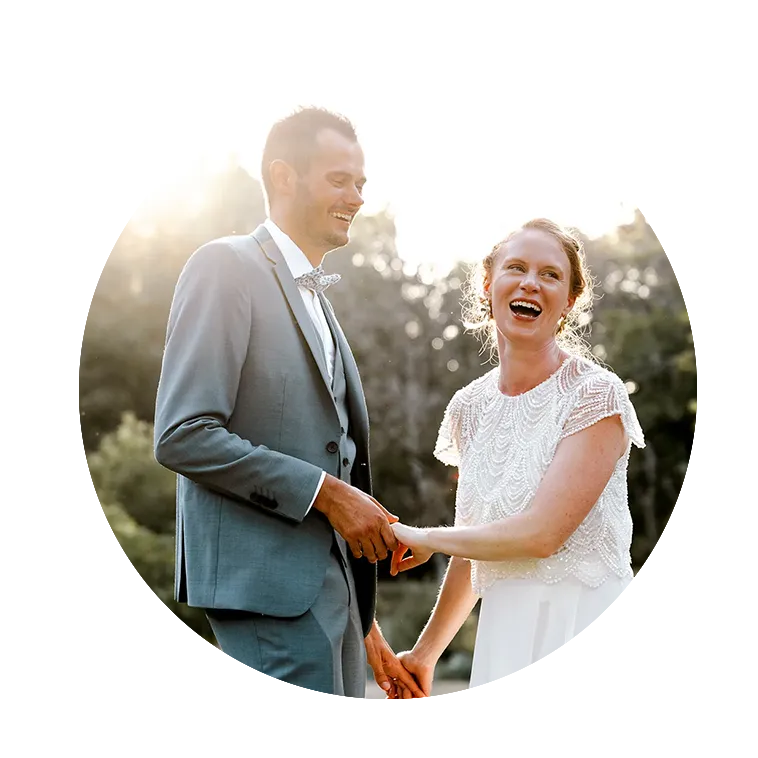 Jeunes mariés se tenant la main durant la séance couple